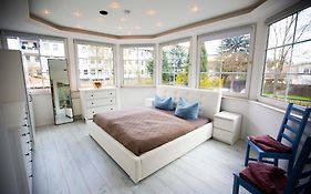 Große&voll ausgestattete Apartments, Studios, Doppelzimmer, Workspace, Parkplatz, Netflix, Prime&schnelles Wifi in ruhiger Lage mit Garten
